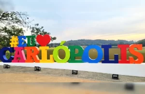 Letreiro turístico em Carlópolis provoca polêmica e mobiliza Justiça Eleitoral Novo letreiro turístico em Carlópolis (PR). (Foto: Antônio de Picolli)