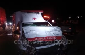 Ambulância de Piraju se envolve acidente em Avaré; três pessoas ficam feridas A ambulância bateu a parte da frente na lateral do outro veículo. (Foto: Divulgação)