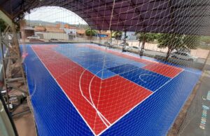 Escola Arlindo Bergamo, de Taguaí, recebe pisos modulares no parquinho e na quadra esportiva Novo piso da quadra da Escola Arlindo Bergamo. (Foto: Reprodução/Jornal Sudoeste do Estado)