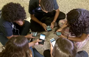 Comissão de Educação aprova projeto que proíbe celular em escolas Medida vale para instituições públicas e particulares. (Foto: EBC)