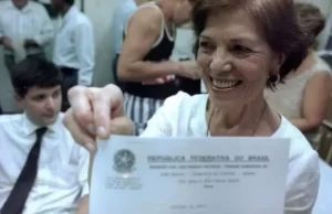 Projeto de lei propõe alterar o nome da Rodovia Castello Branco para Eunice Paiva Eunice Paiva com o atestado de óbido do marido, morto pela ditadura militar. (Foto: Reprodução/Agencia Gov | Via MDHC)