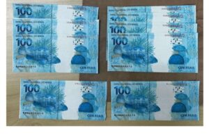 Jovem é preso pela Polícia Federal em Itaí ao receber encomenda de notas falsas O detido havia consigo pouco mais de R$ 2 mil em notas falsas. (Foto: Divulgação)