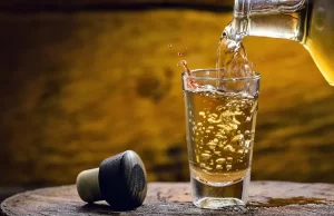 Produção de cachaça tem crescido no país, mas setor ainda lamenta preconceito A cachaça é uma bebida tipicamente brasileira. (Foto: Divulgação/iStock)