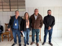 Secretaria de Agricultura de SP visita Sarutaiá para instalação de cozinha industrial profissional Representantes da Secretaria de Agricultura do Estado com o prefeito de Sarutaiá. (Foto: Divulgação)