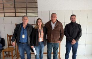 Secretaria de Agricultura de SP visita Sarutaiá para instalação de cozinha industrial profissional Representantes da Secretaria de Agricultura do Estado com o prefeito de Sarutaiá. (Foto: Divulgação)