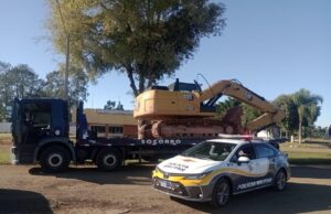 Ação integrada entre PMs de PR e SP recupera escavadeira furtada em Carlópolis Maquinário recuperado pelas polícias de SP e PR. (Foto: Divulgação/PM-PR)