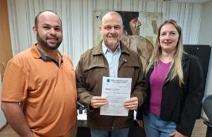 Santa Casa de Taguaí recebe R$ 200 mil em emenda parlamentar Carlinhos, deputado Ricardo Madalena e a presidente da Câmara, Regina Bérgamo. (Foto: Divulgação)