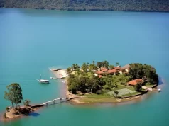 Ilha paradisíaca na Represa de Chavantes pode ser alugada para lazer privativo A ilha está situada a 10 km de Ribeirão Claro, no norte do PR, na divisa com SP. (Foto: Reprodução/Ilha 54)