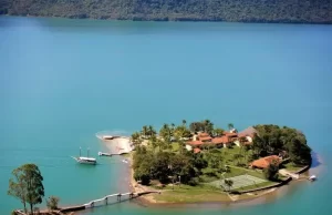 Ilha paradisíaca na Represa de Chavantes pode ser alugada para lazer privativo A ilha está situada a 10 km de Ribeirão Claro, no norte do PR, na divisa com SP. (Foto: Reprodução/Ilha 54)