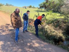 Defesa Civil Estadual inspeciona pontes comprometidas pelas chuvas em Sarutaiá Prefeito acompanha trabalho de inspeção. (Foto: Jornal Sudoeste do Estado)