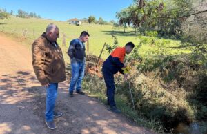 Defesa Civil Estadual inspeciona pontes comprometidas pelas chuvas em Sarutaiá Prefeito acompanha trabalho de inspeção. (Foto: Jornal Sudoeste do Estado)