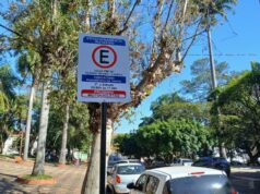 Cobrança da Zona Azul em Piraju será iniciada na próxima semana Placa indica o sistema de Zona Azul na região central de Piraju. (Foto: Prefeitura de Piraju/Divulgação)