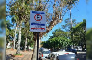 Cobrança da Zona Azul em Piraju será iniciada na próxima semana Placa indica o sistema de Zona Azul na região central de Piraju. (Foto: Prefeitura de Piraju/Divulgação)