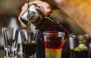 Metanol: com uma morte confirmada, SP investiga 37 casos de intoxicação Bebidas alcoólicas contaminadas com metanol causam contaminação e até mortes em SP. (Foto: Freepik)