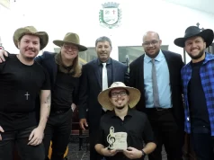Câmara de Fartura homenageia artistas locais em cerimônia dos Melhores Músicos 2025 Banda Sabá Caipira, vencedora na categoria rock. (Foto: Divulgação/Câmara Municipal de Fartura)