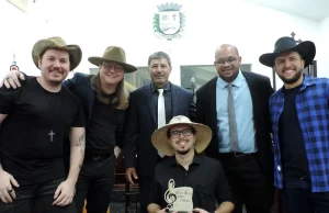 Câmara de Fartura homenageia artistas locais em cerimônia dos Melhores Músicos 2025 Banda Sabá Caipira, vencedora na categoria rock. (Foto: Divulgação/Câmara Municipal de Fartura)