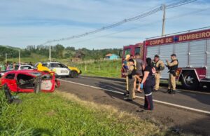 Grave acidente deixa mortos e feridos na PR-218, entre Joaquim Távora e Carlópolis Batida envolveu carros com placas de Ribeirão Claro (PR) e outro de Carlópolis (PR). (Foto: CBMPR)