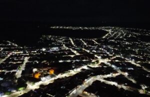 Homem é preso suspeito de arrastar mulher e tentar estuprá-la em rua de Piraju Cidade de Piraju à noite. (Foto: Reprodução via Folha de Piraju)