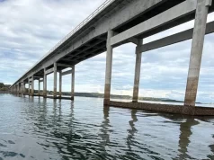 Nível baixo da Represa de Chavantes acende alerta para risco de acidentes Com a baixa do nível da água, diversas estruturas que normalmente ficam submersas passaram a aparecer, aumentando o risco de acidentes para quem navega pela represa. (Foto: Willian Woicikieviz via Folha Extra)