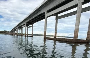 Nível baixo da Represa de Chavantes acende alerta para risco de acidentes Com a baixa do nível da água, diversas estruturas que normalmente ficam submersas passaram a aparecer, aumentando o risco de acidentes para quem navega pela represa. (Foto: Willian Woicikieviz via Folha Extra)