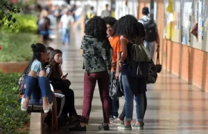 Número de alunos de ensino superior aumentou em 2023 e 2024 A cada dez alunos que se matriculam no ensino superior oito ingressam em faculdades ou centros universitários privado. (Foto: Marcello Casal Jr/Agência Brasil/Arquivo)