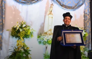 Câmara de Fartura entrega Título de Cidadão Farturense ao Padre Carlos Garcia Padre Carlos está se despedindo de Fartura. Ele irá para São José do Norte (RS). (Foto: Divulgação/Câmara de Fartura)