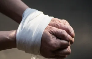 Universitária torturada na ditadura será indenizada por SP e União Documentos oficiais e testemunhas confirmaram a participação do Estado no processo de repressão. (Foto: Wirestock/Freepik)