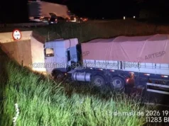 Carreta fica entalada em viaduto de acesso à Castello Branco, em Águas de S. Bárbara Caso mais recente aconteceu na terça-feira (13). (Foto: Reprodução via A Voz do Vale)