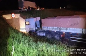 Carreta fica entalada em viaduto de acesso à Castello Branco, em Águas de S. Bárbara Caso mais recente aconteceu na terça-feira (13). (Foto: Reprodução via A Voz do Vale)