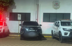 Veículo furtado na Represa de Jurumirim é recuperado pela PM Veículo Toyota Hilux SW4 recuperado pelos policiais. (Foto: Reprodução via A Voz do Vale)