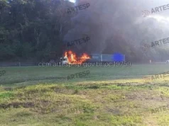Caminhão com carga de manta asfáltica pega fogo e interdita Rodovia Castello Branco As chamas consumiram o veículo e a carga, provocando uma densa fumaça preta. (Foto: Divulgação)