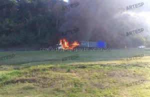 Caminhão com carga de manta asfáltica pega fogo e interdita Rodovia Castello Branco As chamas consumiram o veículo e a carga, provocando uma densa fumaça preta. (Foto: Divulgação)