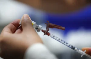 Morte investigada em Paranapanema amplia debate sobre segurança da vacina da dengue do Butantan Municípios e estados devem guardar as vacinas contra dengue do Butantan até uma nova orientação do Ministério da Saúde. (Foto: Fábio Rodrigues Pozzebom/Agência Brasil)