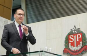 Deputado propõe programa de treinamento contra a violência em escolas paulistas Deputado Rafa Zimbaldi (União Brasil-SP) na Alesp. (Foto: Divulgação)