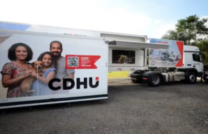 Veículo da CDHU Móvel realiza atendimento presencial gratuito em Taquarituba A CDHU Móvel disponibiliza diversos serviços gratuitos aos mutuários. (Foto: Agência SP/Reprodução)