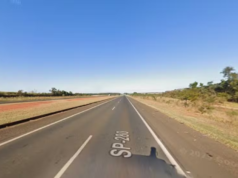 Homem morre atropelado ao tentar tirar cachorro de rodovia em Cerqueira César Homem morreu depois de ser atropelado por um carro. (Foto: Reprodução/Google Street View)