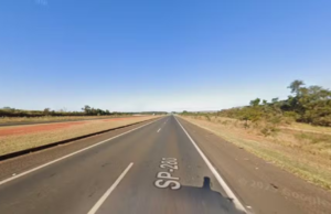 Homem morre atropelado ao tentar tirar cachorro de rodovia em Cerqueira César Homem morreu depois de ser atropelado por um carro. (Foto: Reprodução/Google Street View)