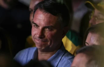Flávio Bolsonaro deixa o Brasil e chega aos Estados Unidos após eleições Senador Flávio Bolsonaro (PL-RJ), candidato a presidente nas últimas eleições. (Foto: Joédson Alves/Agência Brasil)