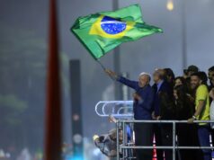 Lula é reeleito em virada inédita; Flávio não reconhece derrota e diz que tentará anulação Lula e apoiadores durante festa na Avenida Paulista, em São Paulo. (Foto: Paulo Pinto/Agência Brasil)