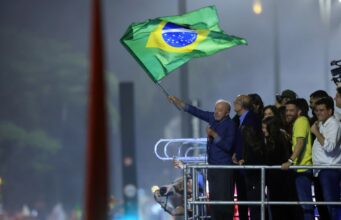 Lula é reeleito em virada inédita; Flávio não reconhece derrota e diz que tentará anulação Lula e apoiadores durante festa na Avenida Paulista, em São Paulo. (Foto: Paulo Pinto/Agência Brasil)